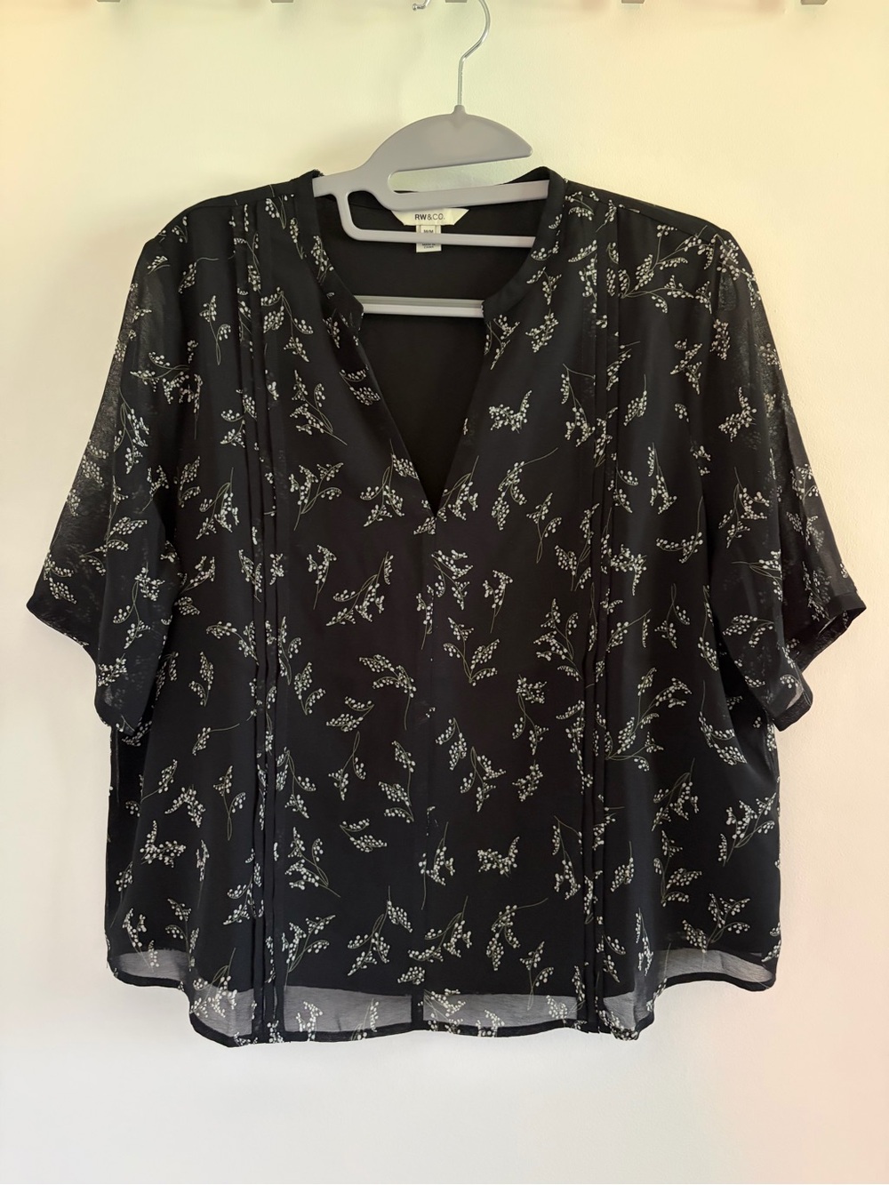 RW&Co. Black Floral V-Neck Short Sleeve Top